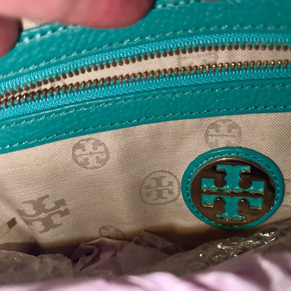 Tory Burch Green Leather Satchel with Matching Green Patent Wallet - Picture 9 of 10